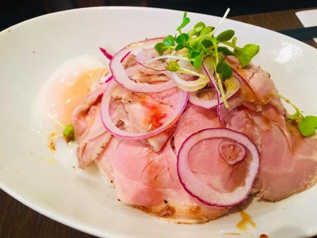 炙りローストポーク丼(温玉付き)